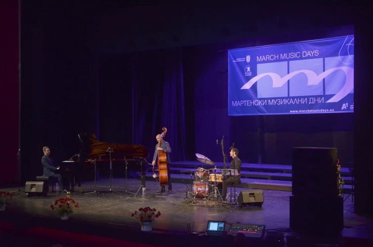 "Teodor Petrov Jazz Trio"